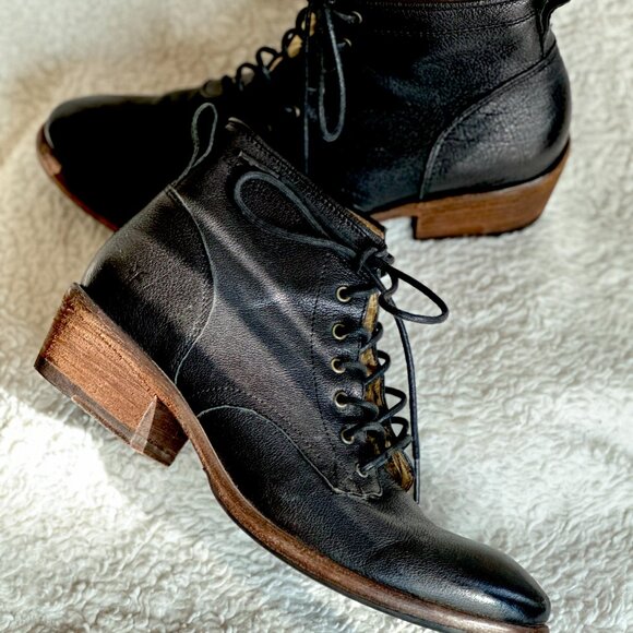 Frye Carson Lace Up Black Leather Booties - EUC - Picture 3 of 6